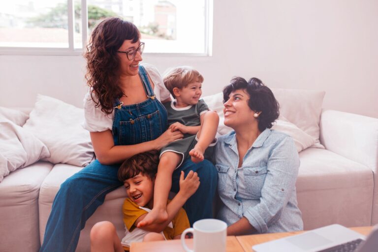 pareja de mamás con sus hijos