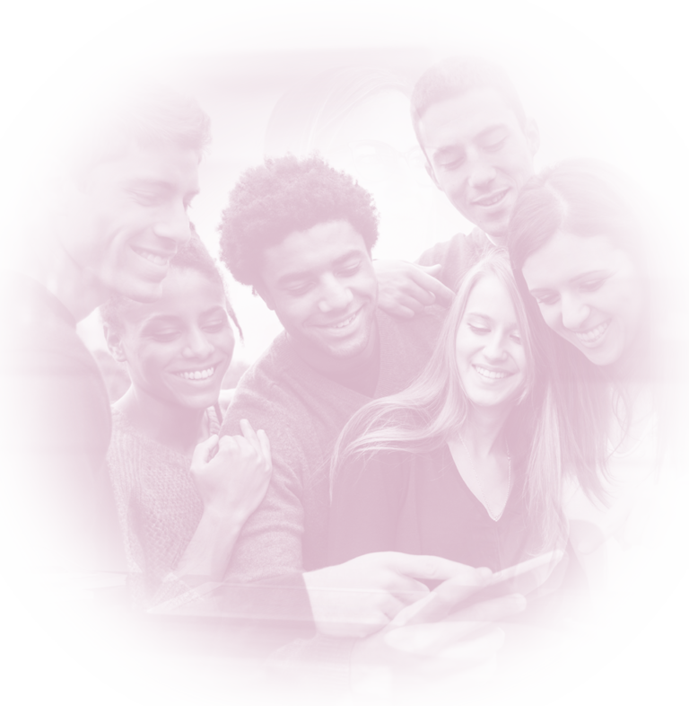 Grupo de jóvenes mirando juntos una pantalla mientras sonríen.