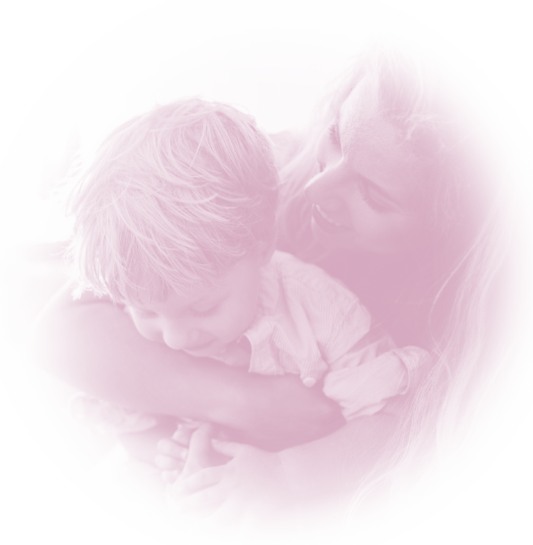 Madre cogiendo a su hijo en brazos