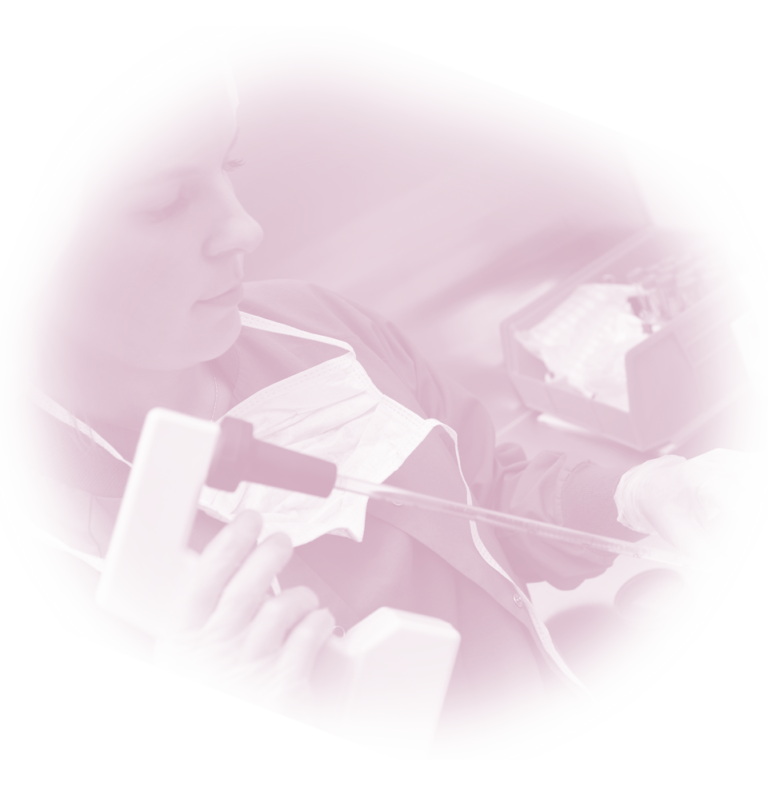 Embrióloga en el laboratorio