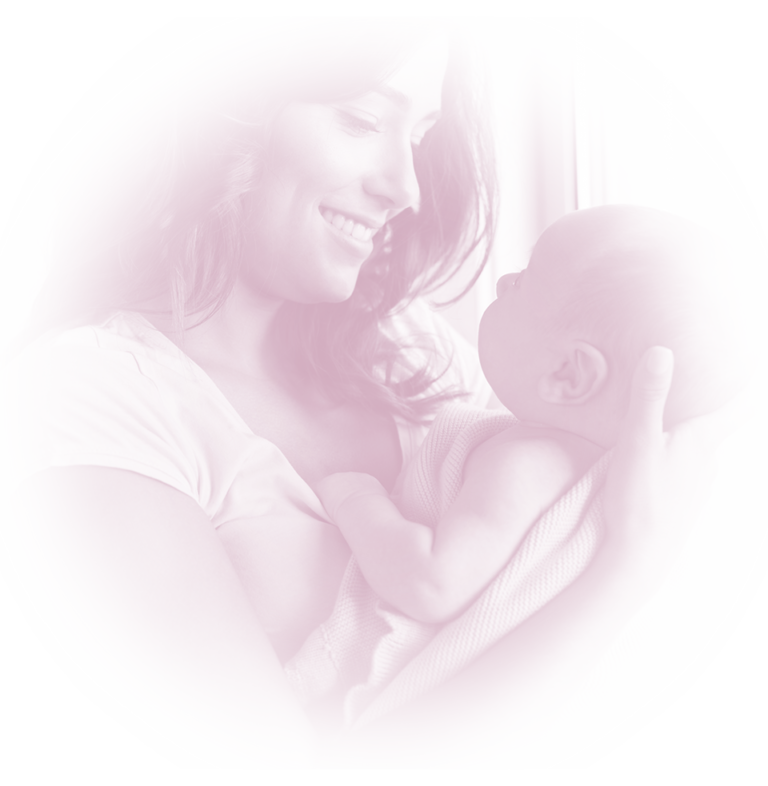 Madre cogiendo a su bebé en brazos