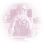 Mujer joven tomando un café