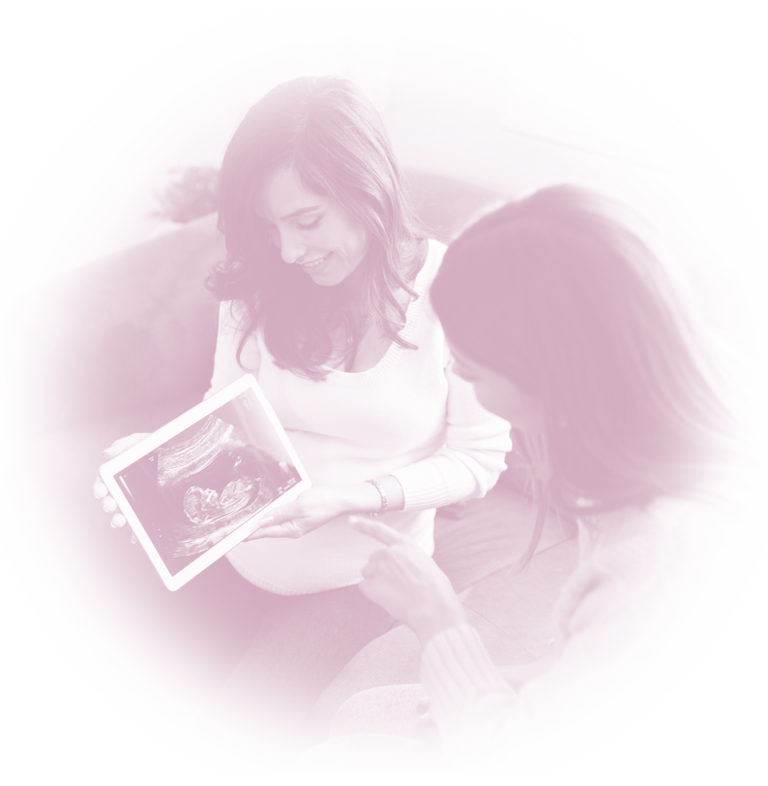 Pareja de mamás mirando la ecográfica de