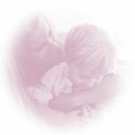 Madre abrazando a su hijo